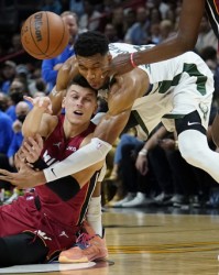  霍勒迪攻防一体雄鹿轻取篮网扩大东部领先优势  