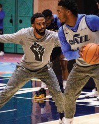  康利老将经验稳定军心，爵士末节顶住压力取胜