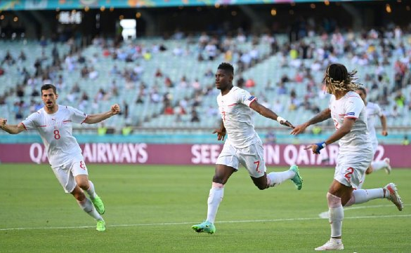  布伦特福德高空轰炸奏效，头球接力配合击溃密集防守  